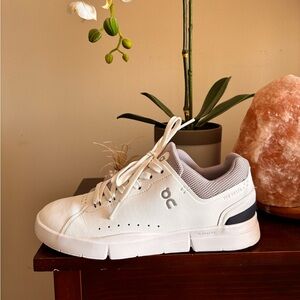 ON Roger court sneaker. Lilac. Size 7.5.